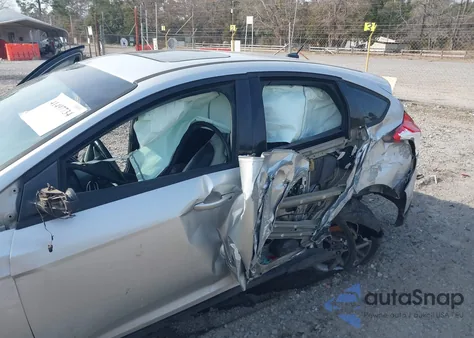 2013 Ford Focus Se z USA, uszkodzony, nr VIN 1FADP3K2XDL117477